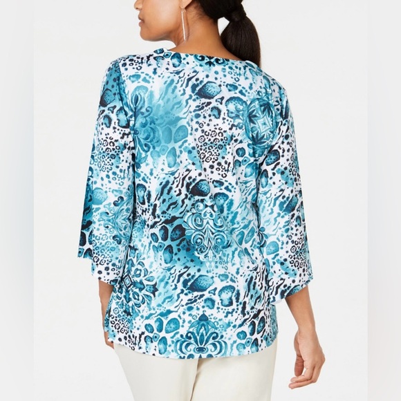 NWT🩵🐆Leopard Split Neck Top - Picture 3 of 5
